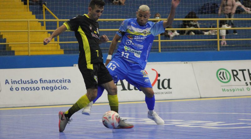 Vandinho, autor do segundo gol joseense, em dividida de bola com o advrsário. (Foto: Brenno Domingues/São José Futsal)