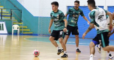 Equipe joseense treina desde quarta-feira na cidade paranaense (Foto: Brenno Domingues/São José Futsal)